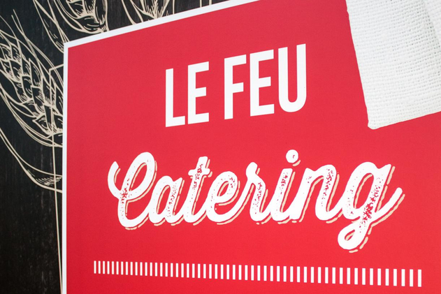 Auf dem Heck des Foodtrucks wird das Catering von Le Feu beworben